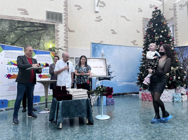 В центре трансплантологии имени Шумакова устроили Новогодний праздник для маленьких пациентов - «Новости Музыки»
