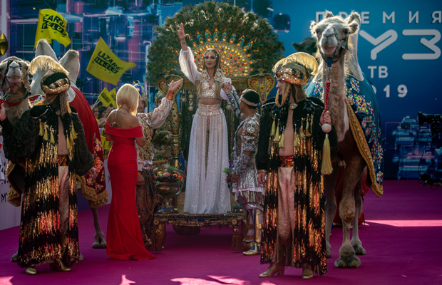 Итоги 2019: Бузова года — верблюды, скандалы и... новый роман? - «Новости Музыки»
