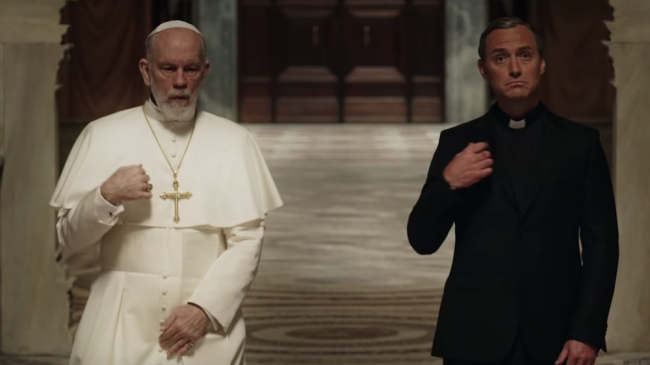Джон Малкович и Джуд Лоу сражаются за власть в Ватикане в полном трейлере «Нового папы» - «Новости Музыки»