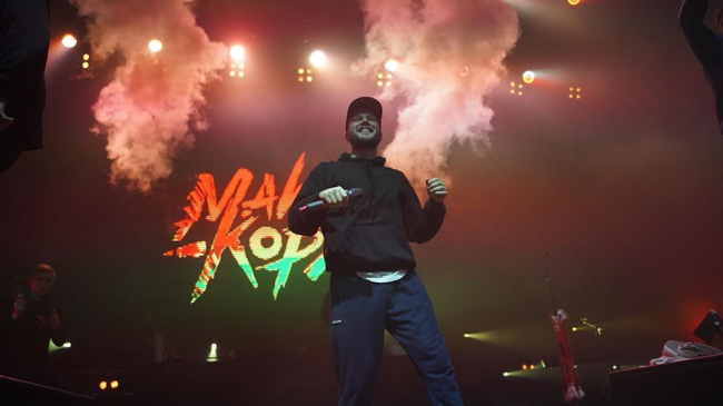 Фанаты Макса Коржа устроили пожар на его концерте в Перми: видео - «Новости Музыки»