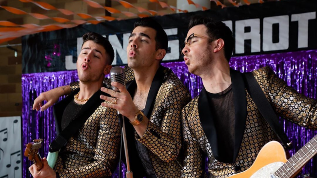 Jonas Brothers выпустили второй клип What a Man Gotta Do — уже без жен - «Новости Музыки»