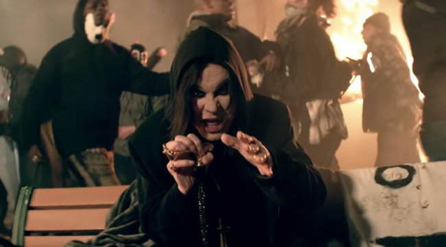 Оззи Осборн участвует в уличных протестах в новом клипе Straight to Hell - «Новости Музыки»
