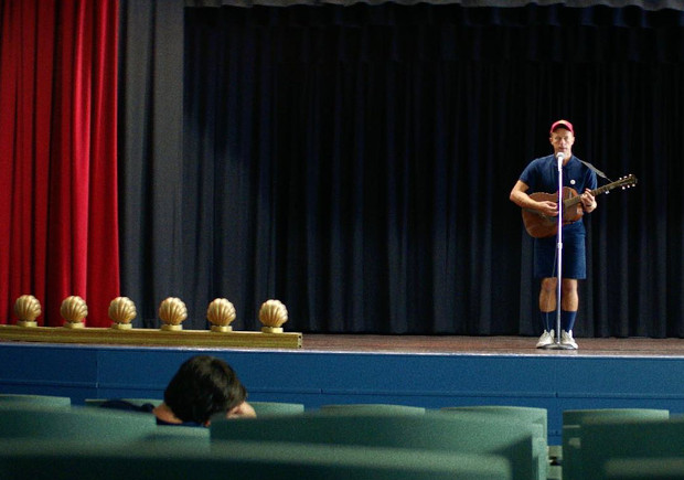 Крис Мартин сыграл школьника в клипе Coldplay на песню Champion Of The World - «Новости Музыки»