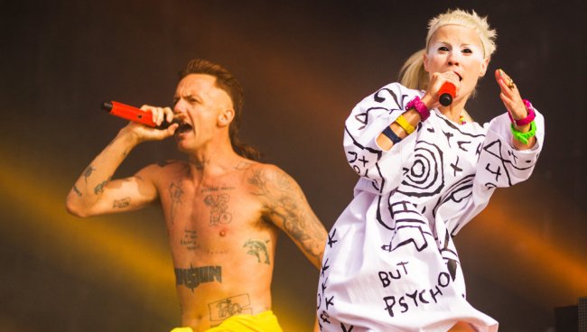 Пару из группы Die Antwoord обвинил в сексуальном насилии приемный сын - «Новости Музыки»